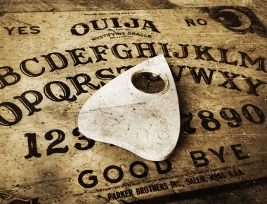 Πέντε μυστήριες ιστορίες με το ouija board - Το κάλεσμα των πνευμάτων (βίντεο)